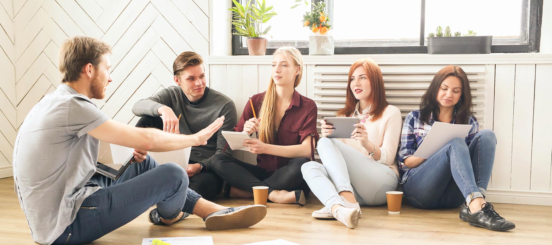 people-in-the-office-5GEEZ26